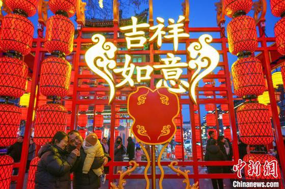 2月9日晚,市民和游客在天津西青区杨柳青古镇赏花灯。中新社记者 佟郁 摄