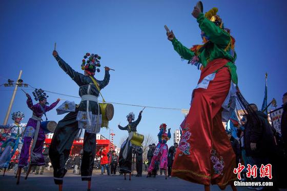2月13日,中国农历正月十六,有着600多年历史的中国国家级非物质文化遗产代表性项目“葛沽宝辇会”在天津津南区葛沽镇上演,市民和游客汇聚于此,感受津沽海下传统民俗带来的欢乐与祥和。图为高跷展演。中新社记者 佟郁 摄