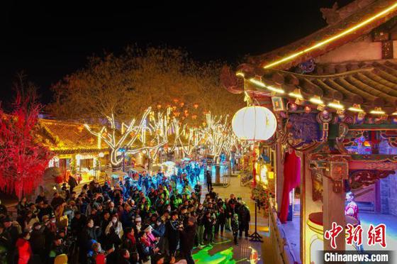 图为市民和游客在杨柳青古镇观看演出。(无人机照片)中新社记者 佟郁 摄