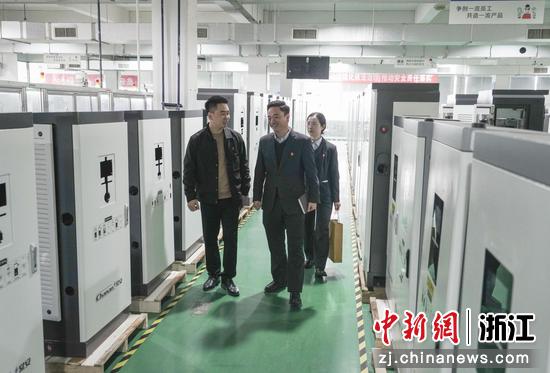 在制造生产车间里,工作人员向农行温州分行金融服务团队介绍智能充电桩。 农行温州分行 供图 在制造生产车间里,工作人员向农行温州分行金融服务团队介绍智能充电桩。 农行温州分行 供图