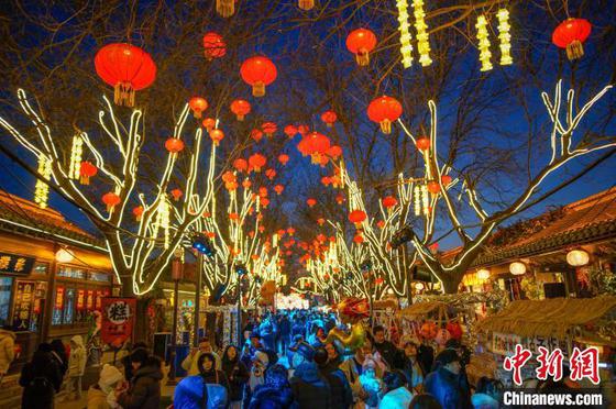 2月9日晚,市民和游客在天津西青区杨柳青古镇赏花灯。中新社记者 佟郁 摄