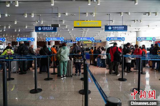 图为边检现场。(天津东疆边检站供图) 图为边检现场。(天津东疆边检站供图)