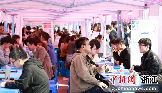 3月19日,招聘会现场。(浙工大供图) 3月19日,招聘会现场。(浙工大供图)