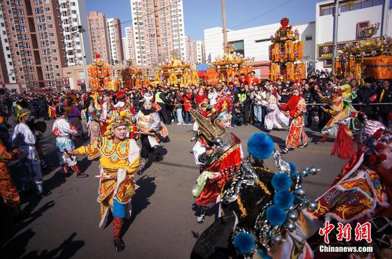 2月13日,中国农历正月十六,有着600多年历史的中国国家级非物质文化遗产代表性项目“葛沽宝辇会”在天津津南区葛沽镇上演,市民和游客汇聚于此,感受津沽海下传统民俗带来的欢乐与祥和。图为来自岭南地区的龙井忠精英歌队参与助演,这也是中国南、北国家级非物质文化遗产代表性项目首次相聚天津葛沽宝辇会。中新社记者 佟郁 摄