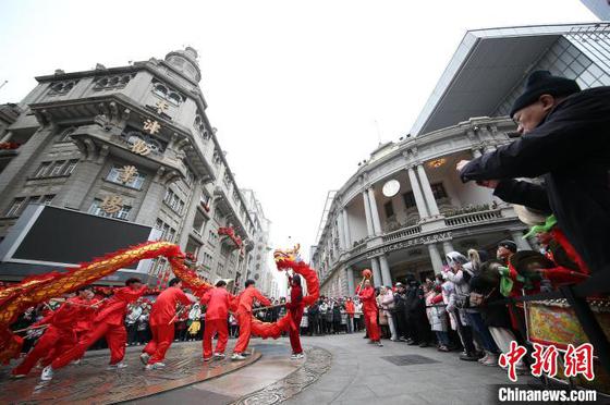 1月31日,中国农历大年初三,市民和游客在天津金街观看舞龙表演,悦享新春。中新社记者 佟郁 摄 1月31日,中国农历大年初三,市民和游客在天津金街观看舞龙表演,悦享新春。中新社记者 佟郁 摄
