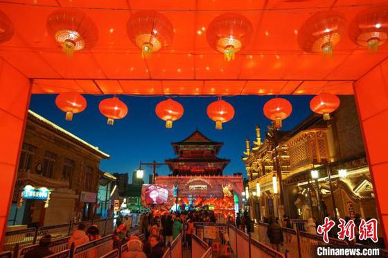 2月4日,天津市文化和旅游局发布数据,2025年春节假日期间,天津全市共接待游客1615.55万人次,同比增长16.7%。图为2月3日晚,市民和游客在天津鼓楼“大明风华巷 鼓楼奇趣夜”古风光影市集打卡游玩,沉浸式体验“津”彩假期。中新社记者 佟郁 摄