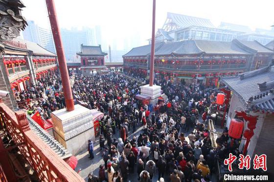 2月4日,天津市文化和旅游局发布数据,2025年春节假日期间,天津全市共接待游客1615.55万人次,同比增长16.7%。图为1月29日,市民和游客在天津古文化街游玩。中新社记者 佟郁 摄