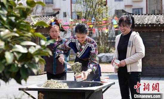 图为杨柳新村村民在准备品尝“社饭”。胡攀学 摄 图为杨柳新村村民在准备品尝“社饭”。胡攀学 摄