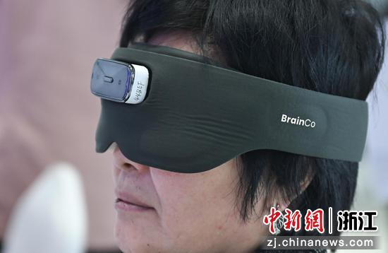 图为:市民佩戴高科技助眠设备。中新社记者 王刚 摄