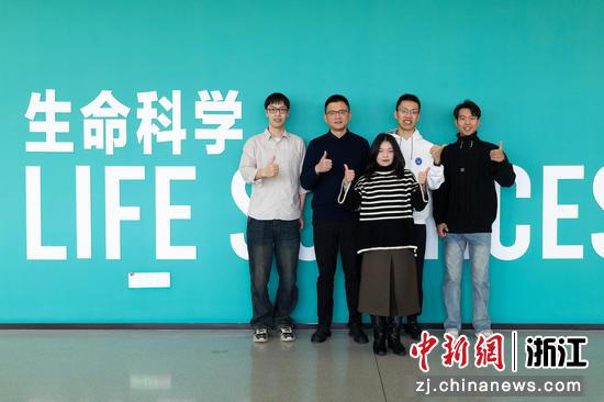 近日，杨剑课题组成员在西湖大学内合影。（西湖大学供图）