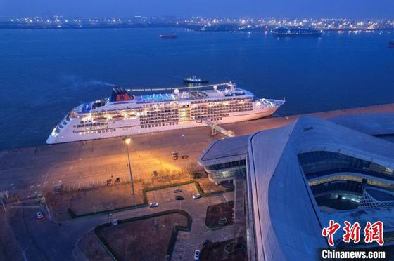 “欧罗巴2”号邮轮是德国知名邮轮公司赫伯罗特旗下的5星+级豪华邮轮,总吨位42830吨,船身长225.38米、宽27米,共有12层,满载乘客516人,船员370人,2013年于法国首航。(无人机照片)中新社记者 佟郁 摄