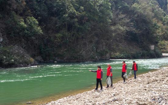 村级河长带领村民们开展巡河。杨胜豪摄 (
