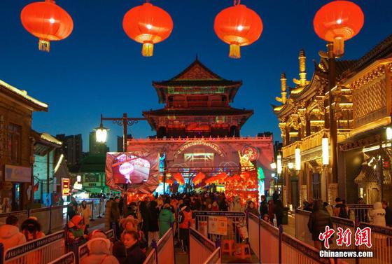 2月3日晚,市民和游客在天津鼓楼“大明风华巷鼓楼奇趣夜”古风光影市集打卡游玩,沉浸式体验“津”彩假期夜。中新社记者 佟郁 摄
