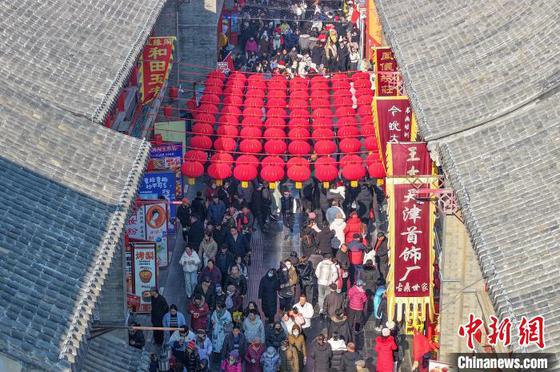 2月4日,天津市文化和旅游局发布数据,2025年春节假日期间,天津全市共接待游客1615.55万人次,同比增长16.7%。图为1月29日,市民和游客在天津古文化街游玩。(无人机照片)中新社记者 佟郁 摄