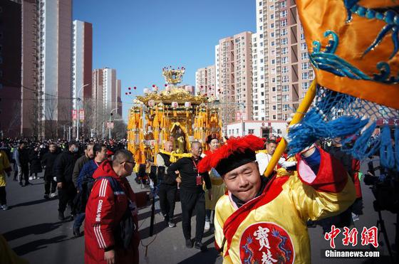 2月13日,中国农历正月十六,有着600多年历史的中国国家级非物质文化遗产代表性项目“葛沽宝辇会”在天津津南区葛沽镇上演,市民和游客汇聚于此,感受津沽海下传统民俗带来的欢乐与祥和。图为宝撵入场。中新社记者 佟郁 摄