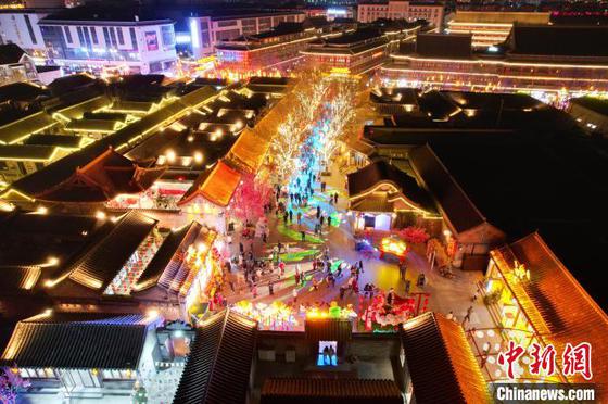 图为市民和游客在杨柳青古镇赏灯游玩。(无人机照片)中新社记者 佟郁 摄