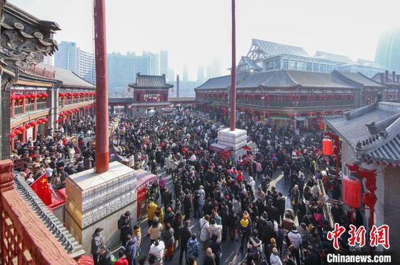 1月29日,中国农历大年初一,天津古文化街红灯笼高挂,游人如织,八方游客穿梭于青石板铺就的老街,看民俗,品美食,听相声,体验“津味儿”年俗迎新春。中新社记者 佟郁 摄 1月29日,中国农历大年初一,天津古文化街红灯笼高挂,游人如织,八方游客穿梭于青石板铺就的老街,看民俗,品美食,听相声,体验“津味儿”年俗迎新春。中新社记者 佟郁 摄