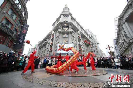 1月31日,中国农历大年初三,市民和游客在天津金街观看舞龙表演,悦享新春。中新社记者 佟郁 摄 1月31日,中国农历大年初三,市民和游客在天津金街观看舞龙表演,悦享新春。中新社记者 佟郁 摄