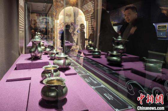 2月2日,观众在天津博物馆参观奥地利施瓦策瑙古堡银器展。春节假期,逛博物馆成为人们出游的热门选择,天津博物馆推出丰富多彩的主题展,让市民和游客品味文博之韵过假期。中新社记者 佟郁 摄