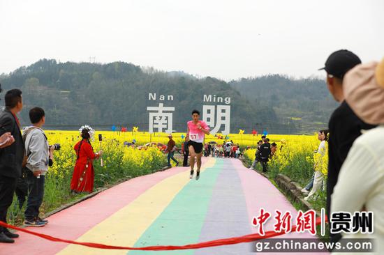 趣味村跑活动现场。杨家孟 摄 趣味村跑活动现场。杨家孟 摄