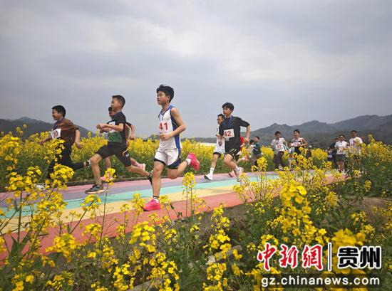 趣味村跑活动现场。杨家孟 摄 趣味村跑活动现场。杨家孟 摄