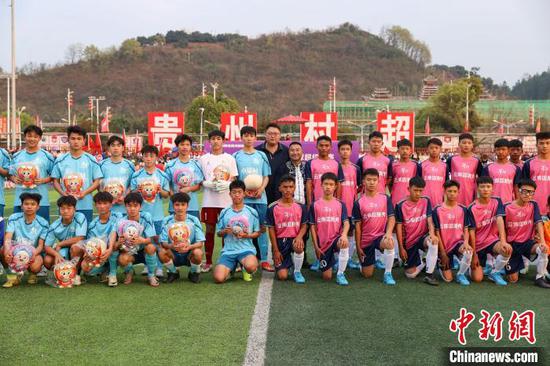 图为“双胞胎队”球员和“小瑞村队”球员(蓝衣)合影。中新社记者 瞿宏伦 摄 图为“双胞胎队”球员和“小瑞村队”球员(蓝衣)合影。中新社记者 瞿宏伦 摄