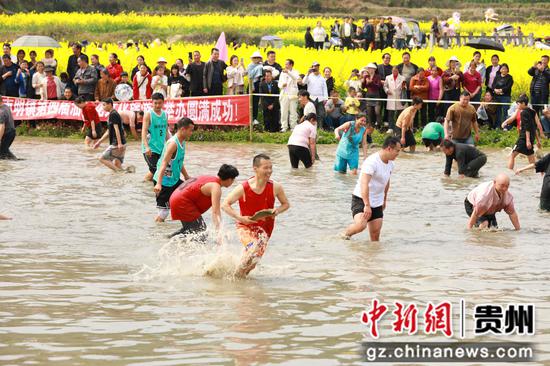 趣味捉鱼、抓鸭比赛活动现场。杨家孟 摄 趣味捉鱼、抓鸭比赛活动现场。杨家孟 摄