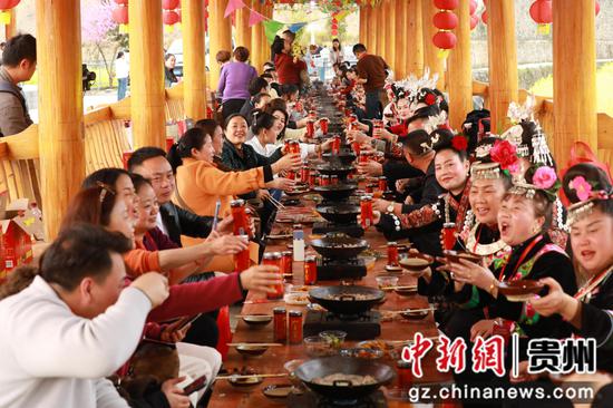 长桌晏。杨家孟 摄 长桌晏。杨家孟 摄