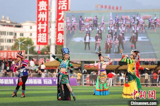 图为“双胞胎队”的拉拉队员在表演节目。中新社记者 瞿宏伦 摄 图为“双胞胎队”的拉拉队员在表演节目。中新社记者 瞿宏伦 摄