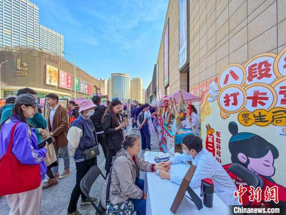 3月21日,由天津市卫生健康委、天津市文化和旅游局、天津市商务局、红桥区人民政府联合主办的2025年天津市中医文化市集首站启幕。来自天津市三级医院、天津中医药大学、区属医疗机构等在现场设置了80余个展位,市民们体验特色诊疗、品味养生药膳,全方感受中医药的独特魅力。图为医生为市民诊脉。中新社记者 佟郁 摄 3月21日,由天津市卫生健康委、天津市文化和旅游局、天津市商务局、红桥区人民政府联合主办的2025年天津市中医文化市集首站启幕。来自天津市三级医院、天津中医药大学、区属医疗机构等在现场设置了80余个展位,市民们体验特色诊疗、品味养生药膳,全方感受中医药的独特魅力。图为医生为市民诊脉。中新社记者 佟郁 摄