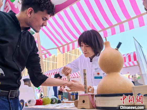 图为来自巴基斯坦留学生体验中医刮痧。中新社记者 佟郁 摄 图为来自巴基斯坦留学生体验中医刮痧。中新社记者 佟郁 摄
