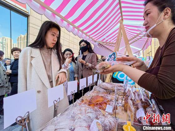 图为市民了解药食同源面包。中新社记者 佟郁 摄 图为市民了解药食同源面包。中新社记者 佟郁 摄