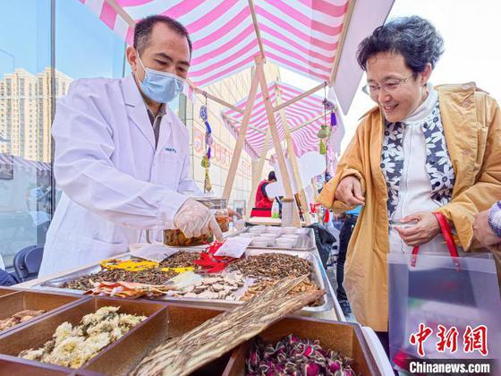 图为市民了解中药材。中新社记者 佟郁 摄 图为市民了解中药材。中新社记者 佟郁 摄
