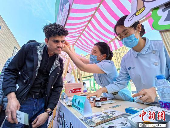 图为来自巴基斯坦留学生体验中医耳针。中新社记者 佟郁 摄 图为来自巴基斯坦留学生体验中医耳针。中新社记者 佟郁 摄