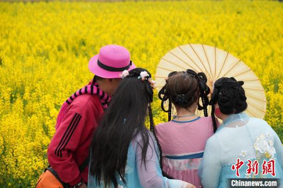 图为游客在油菜花海中赏花踏青。石小杰 摄 图为游客在油菜花海中赏花踏青。石小杰 摄