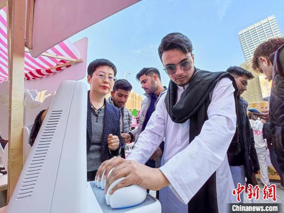 图为来自巴基斯坦留学生体验中医经络检测仪。中新社记者 佟郁 摄 图为来自巴基斯坦留学生体验中医经络检测仪。中新社记者 佟郁 摄