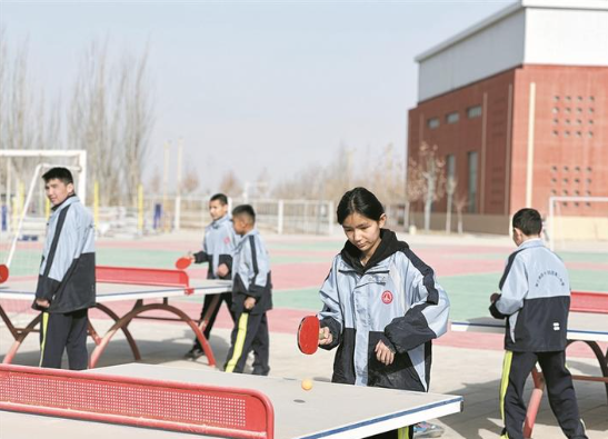 2月28日,三师四十四团第二中学的学生在体育课上打乒乓球。 兵团日报常驻记者 李芸 通讯员 哈尼克孜·哪斯尔 摄 2月28日,三师四十四团第二中学的学生在体育课上打乒乓球。 兵团日报常驻记者 李芸 通讯员 哈尼克孜·哪斯尔 摄