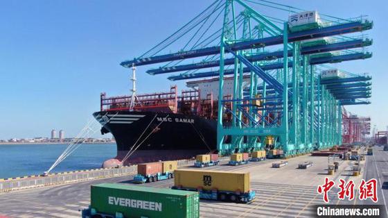 图为天津港全球首个“智慧零碳”码头。(天津港集团供图) 图为天津港全球首个“智慧零碳”码头。(天津港集团供图)