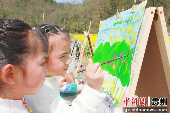 剑河县南明镇幼儿园的孩子们开始画春天。杨家孟 摄 剑河县南明镇幼儿园的孩子们开始画春天。杨家孟 摄