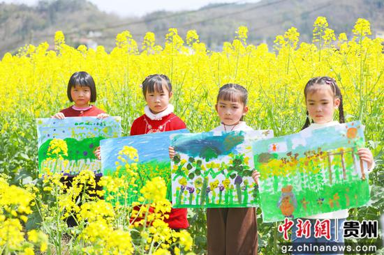 剑河县南明镇幼儿园的孩子们正在展示自己的“春天”。杨家孟 摄 剑河县南明镇幼儿园的孩子们正在展示自己的“春天”。杨家孟 摄
