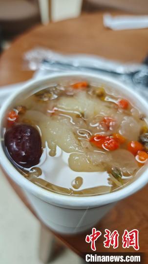 制作好的新中式药食同源茶饮。施乐 摄