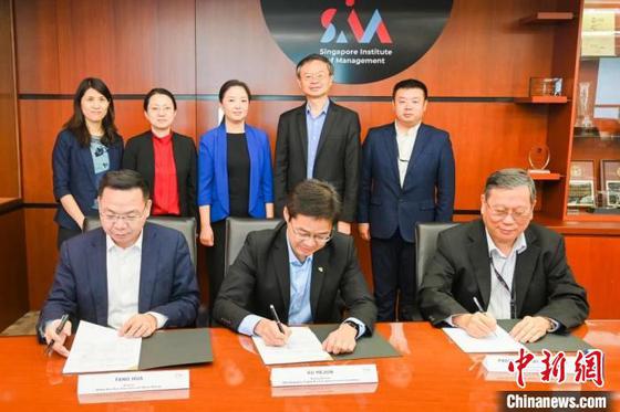 图为签约仪式现场。(中新天津生态城供图) 图为签约仪式现场。(中新天津生态城供图)