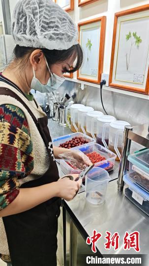 商家在制作新中式药食同源茶饮。施乐 摄