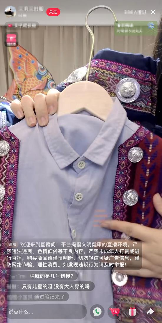 直播间在线销售民族服装。 直播间在线销售民族服装。