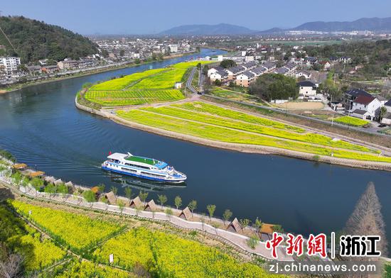 3月24日，浙江安吉的西苕溪上，游船如在画中行。夏鹏飞 摄
