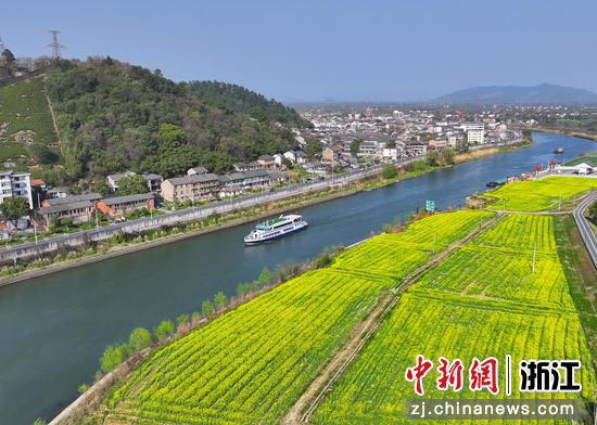 3月24日，浙江安吉，游船带着游客畅游在美丽的西苕溪上。夏鹏飞 摄