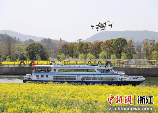 3月24日，浙江安吉，游船带着游客畅游在美丽的西苕溪上。夏鹏飞 摄