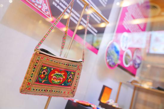 图为侗族手工刺绣作品。 谈婕 摄
