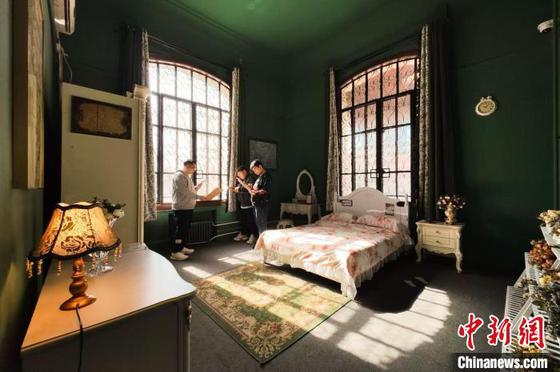 3月23日,体验者在位于天津法国公议局旧址的天津数字艺术博物馆中体验实景搜证游戏“古堡迷案”。 中新社记者 佟郁 摄