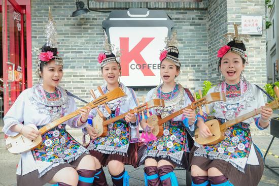 图为侗族歌手们身着传统服饰弹奏侗族琵琶。 谈婕 摄